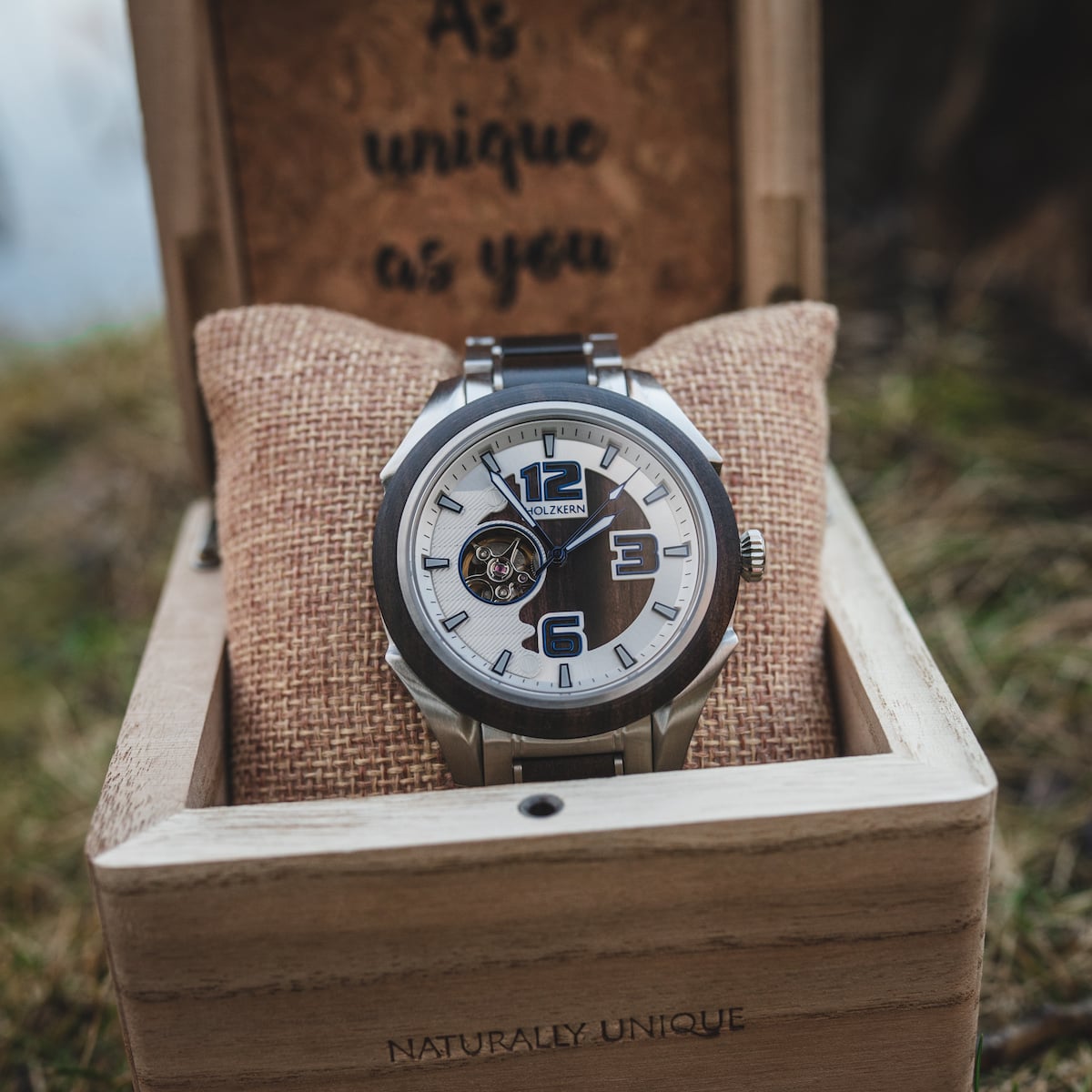 Orologio "Will" in una scatola di legno, con un design moderno con accenti metallici e estetica naturale.